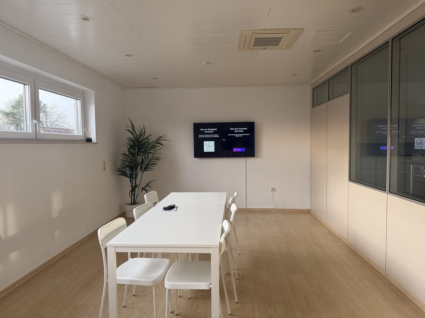 Großer Aufenthaltsraum mit TV und Esstisch im Boardinghouse Darmstadt