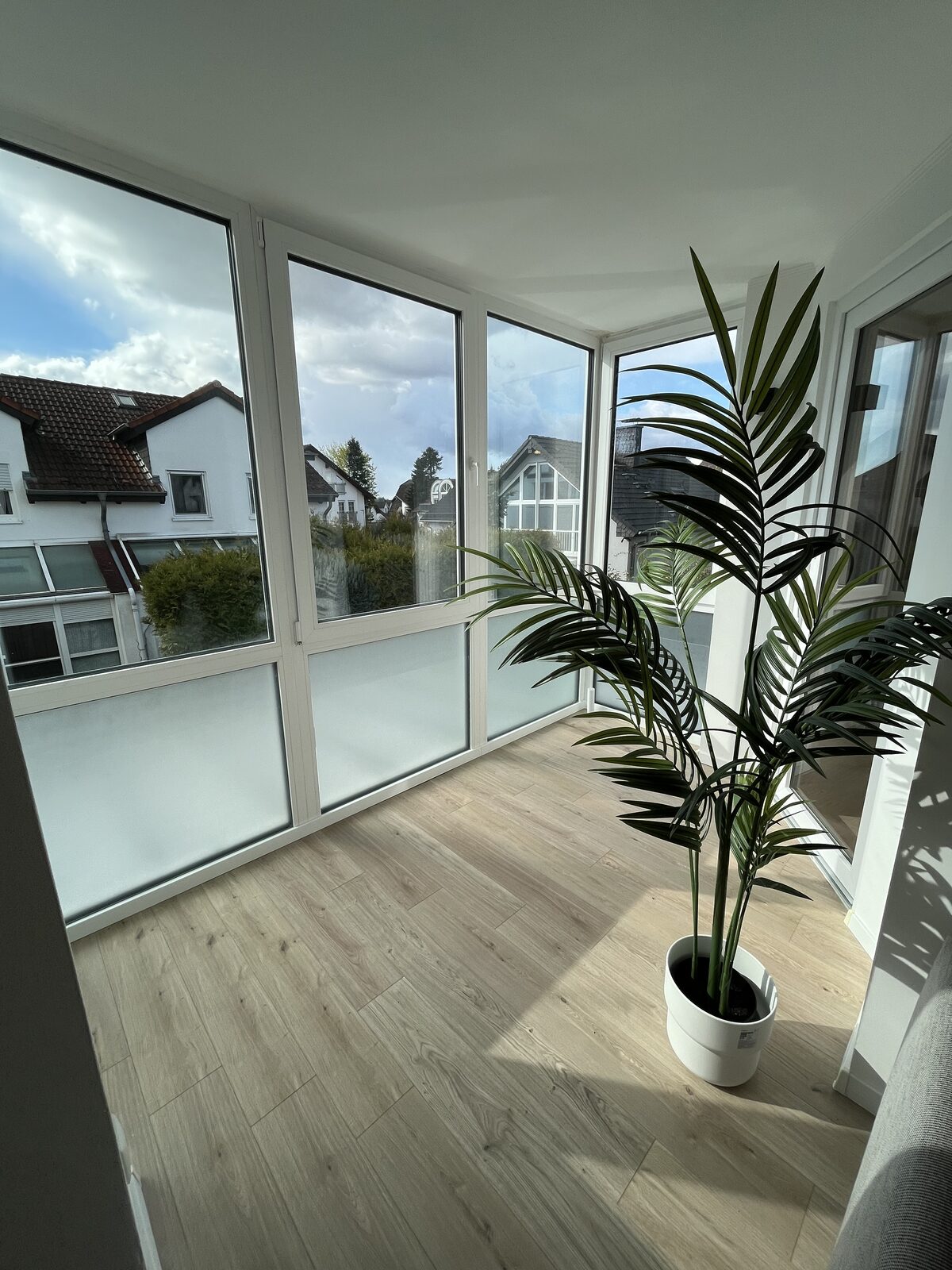 Sonniger Wintergarten mit Balkon im Apartment Frankfurt am Main