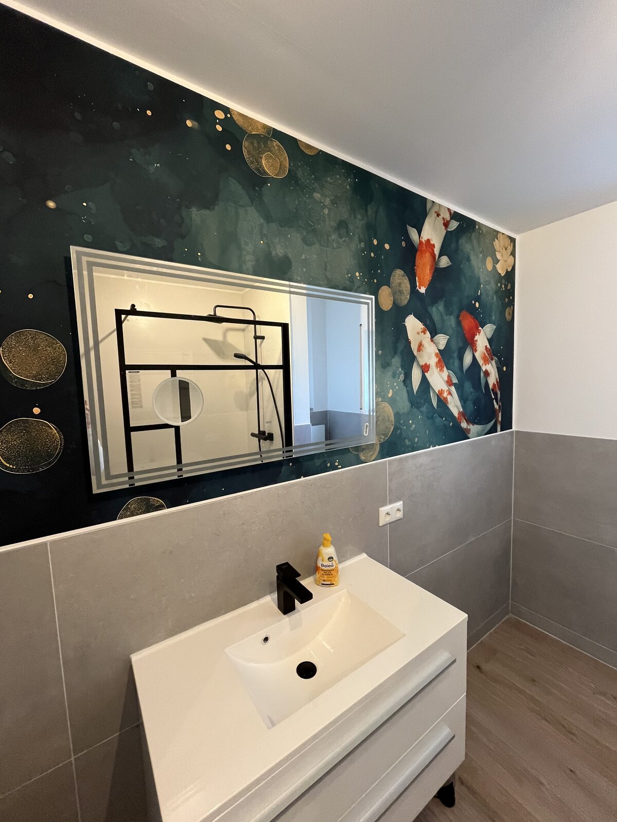 Designer-Badezimmer mit LED-Spiegel im Apartment Frankfurt am Main